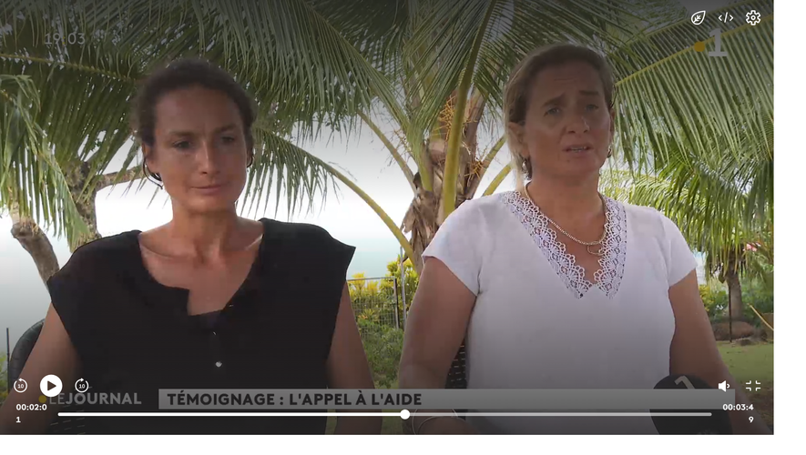 LAveyronnaise Anouk Hélis (à droite) et Charlotte Belliard lors d’un entretien télévisé dans lequel elles demandent la reprise des recherches pour leurs maris disparus en mer le 1er octobre dernier au large de Wallis-et-Futuna.