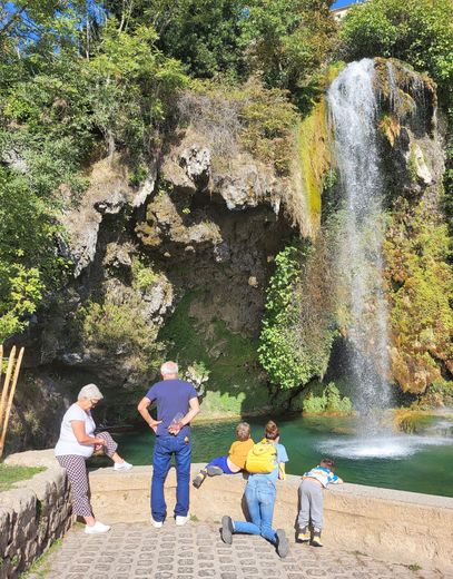 en dépit d’une sécheresse exceptionnelle, la cascade de Salles-la-Source n’a pas tari de l’été.