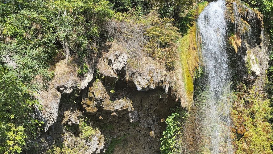 en dépit d’une sécheresse exceptionnelle, la cascade de Salles-la-Source n’a pas tari de l’été.