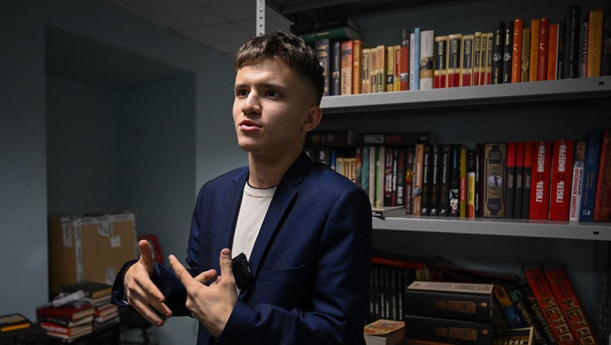 Dmitri Chestopalov, 18 ans, se rend à la bibliothèque pour regarder des films et retrouver d'autres jeunes.