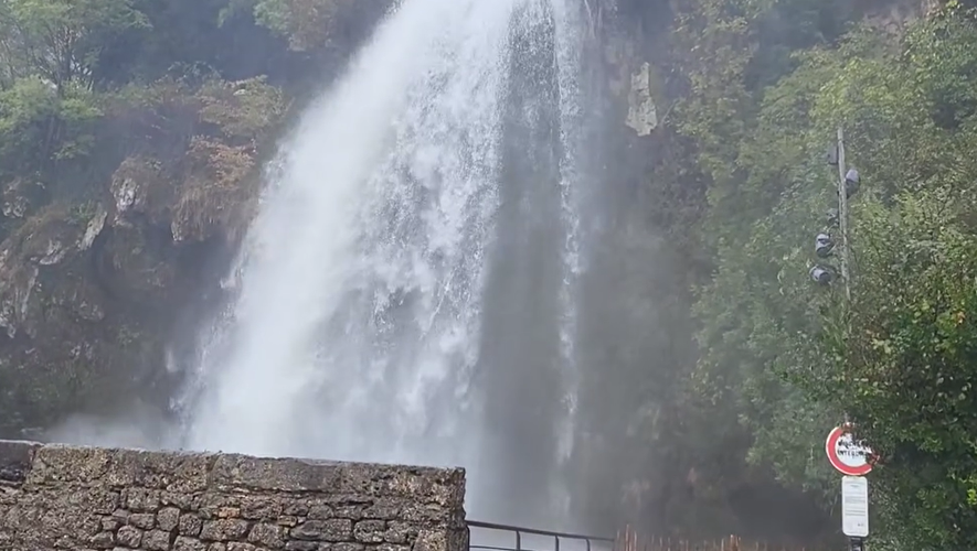 Le puissant débit de la cascade de Salles-la-Source depuis vendredi.