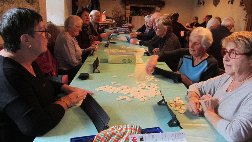 Jeux de société et parties de cartes ont permis aux aînés de passerun bon moment.