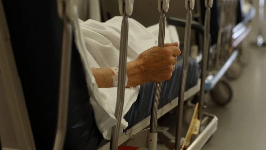 Pour un patient de plus de 75 ans, passer une nuit sur un brancard aux urgences "augmente de près de 40% le risque de mortalité hospitalière", selon une étude.