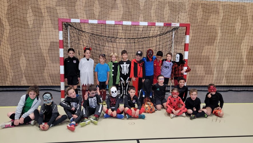 Les jeunes joueurs et joueuses de l’école de foot de la Jeunesse sportive Lévézou.