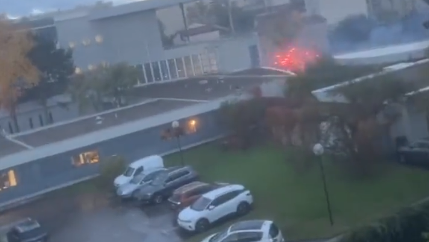 Des feux d'artifice contre un lycée, traduction d'une situation dégradée dans le quartier.