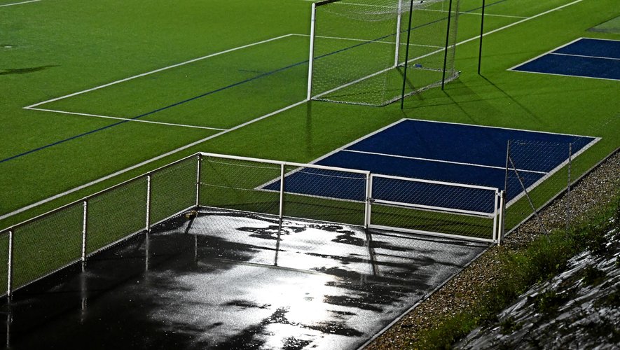 La pluie continue de perturber les calendriers de foot.