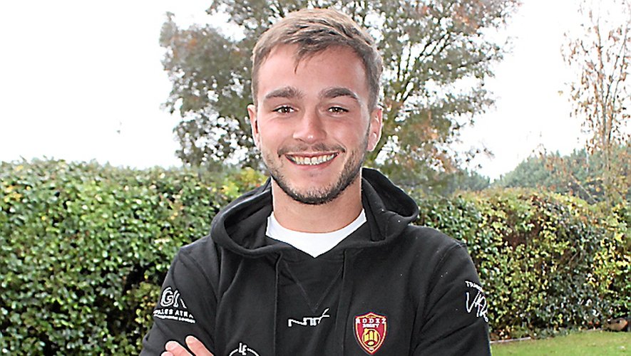 Jean Cazals au centre de l’attention des jeunes rugbymen de Rodez