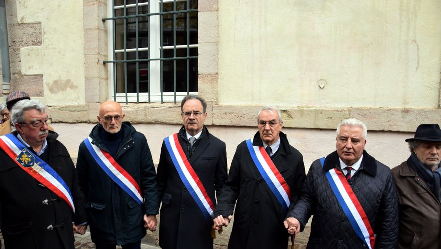 Les parlementaires aveyronnais, aux côtés de Simon Massbaum, président de l'Association pour la mémoire des déportés juifs de l'Aveyron (ADMJA)