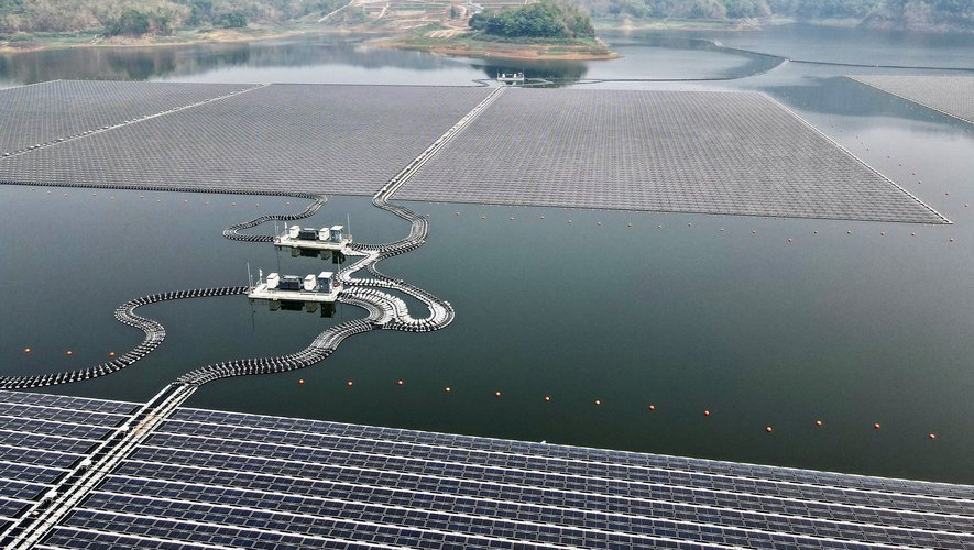 Le parc solaire flottant de Cirata, d'une capacité de 192 mégawatts-crête (MWc), est construit sur un lac artificiel de 200 hectares dans l'ouest de la grande île de Java.