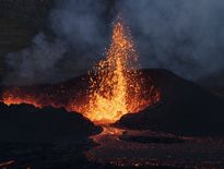 VIDEOS. Éruption en Islande : les incroyables images de la muraille de lave  crachée par le volcan au sud de la capitale 