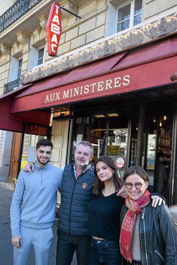 Lara et Hervé Vayssettes sont propriétaires de la brasserie Aux ministères, à Paris (7e), depuis 2008. La relève s’appelle Ronan (21 ans) et Rachel (18 ans).