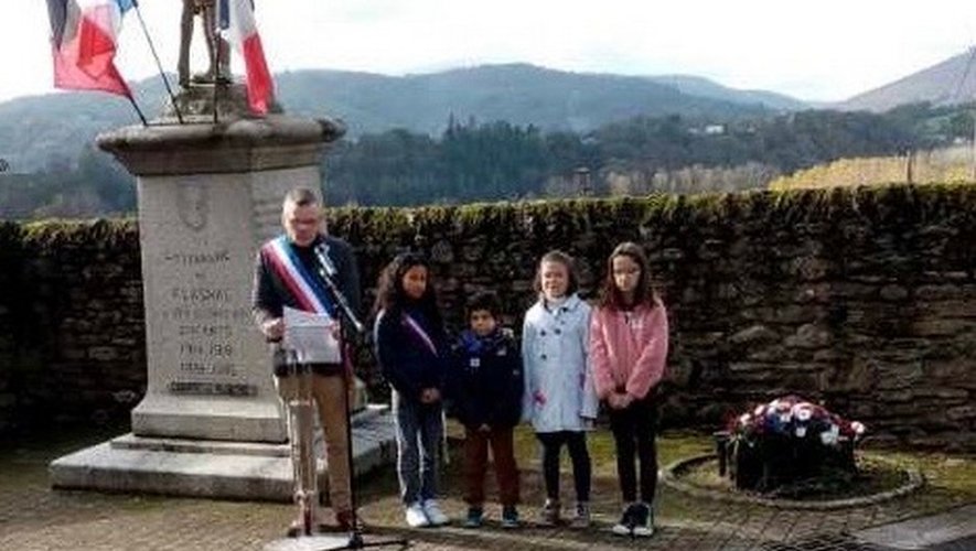 Les enfants aux côtés du maire Olivier Lantuejoul pour ce 11 novembre.