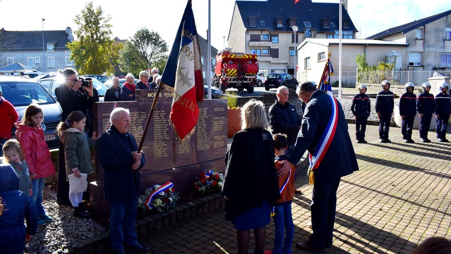 Autorités civiles et militaires, adultes et enfants au rendez-vous du 11-Novembre.