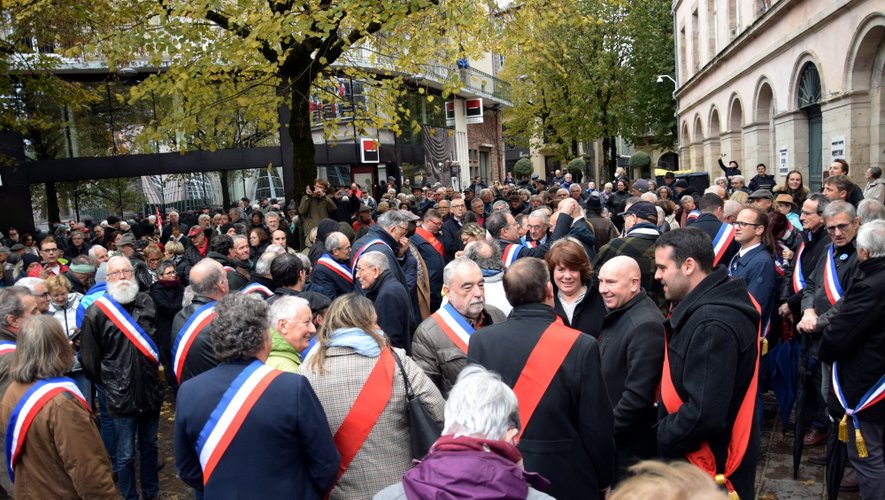 Ce dimanche, 400 personnes et des élus de tous bords, hormis de LFI, étaient présents devant la préfecture à Rodez.
