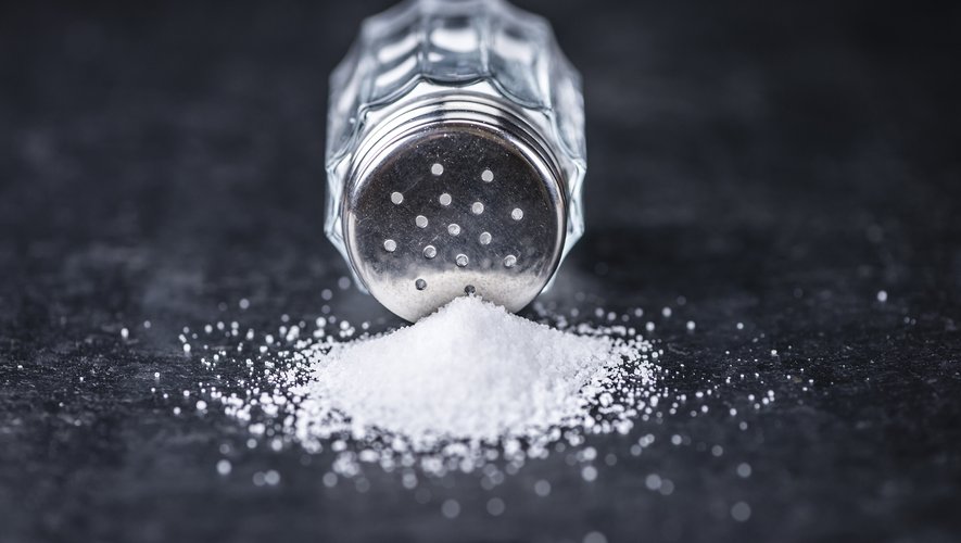 Supprimer une cuillère à café de sel par jour dans son alimentation entraînerait une baisse de la tension artérielle systolique comparable à l'effet obtenu avec des médicaments, révèle une étude.