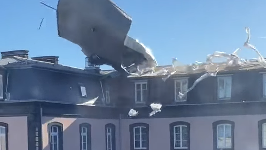 La toiture d'un lycée arrachée à Clermont-Ferrand.