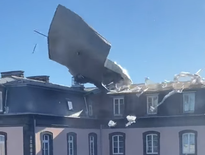 La toiture d'un lycée arrachée à Clermont-Ferrand.