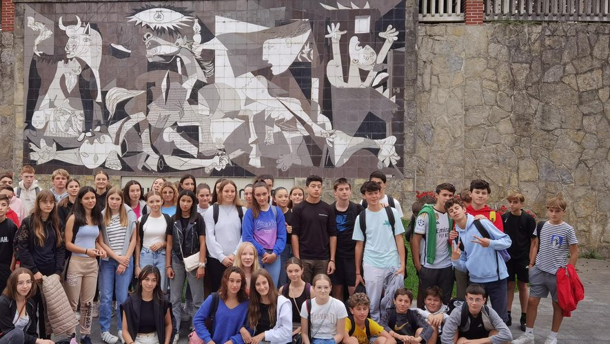 Les jeunes posent devant  la fresque de Guernica.