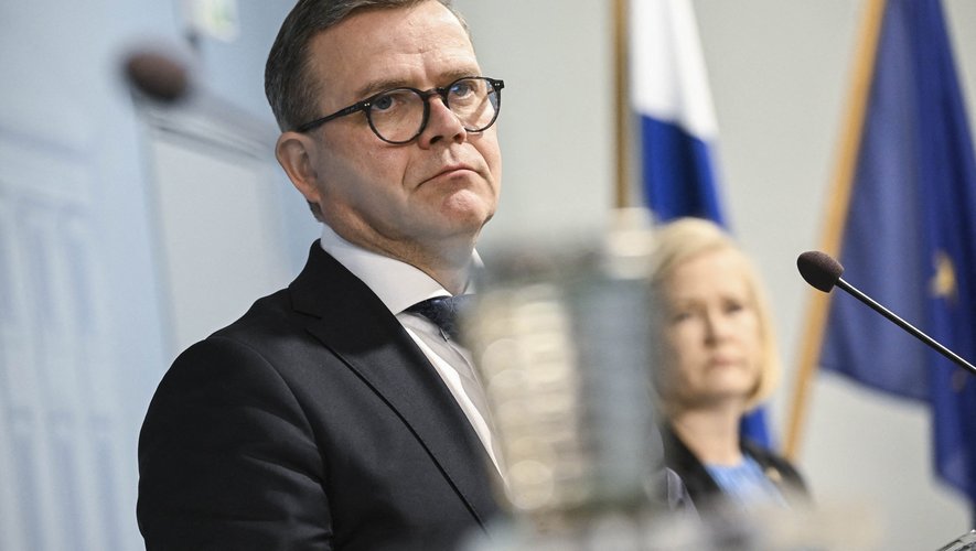 Le Premier ministre Petteri Orpo (à gauche) et la ministre de l'Intérieur Mari Rantanen (à droite) ont expliqué les raisons de ces fermetures.
