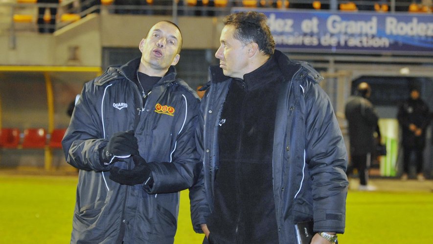 Henri Stambouli (à droite), alors entraîneur d'Istres, avec Marc Géniez (à gauche), gardien de Rodez, avant une affiche entre les deux équipes, en 2008.