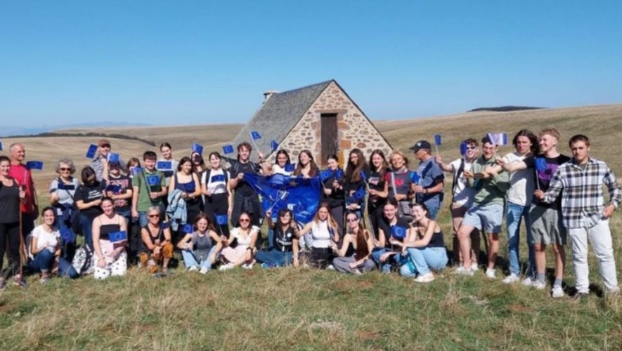 Enseignants et étudiants ERASMUS découvrent les pratiques agropastorales au Buron des Planes