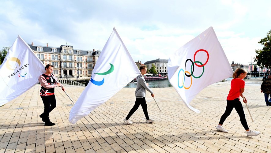 Paris 2024: le drapeau olympique en tournée
