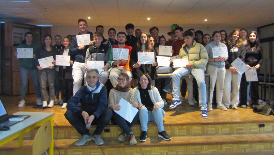 Les 45 jeunes montrant fièrement leur diplôme.