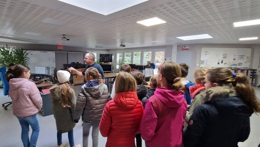 Les enfants dans les bureaux administratifs du Sdis à Rodez.