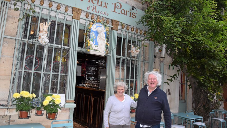 Odette et Georges de La Rochebrochard sont propriétaires du restaurant Au Vieux Paris d’Arcole (4e arrondissement),  à deux pas de la cathédrale Notre-Dame. Ils étaient d’ailleurs aux premières loges pour l’incendie du 15 avril 2019.