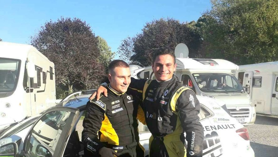 Thomas Mouysset et Lucas Gineste devant leur Clio Rally5.