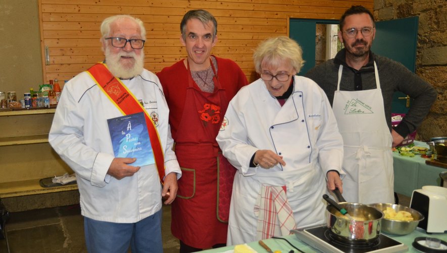 Une partie de l’équipe lors de la fête des fruits à Salles-la-Source. Jean Salabert présente son dernier livre.
