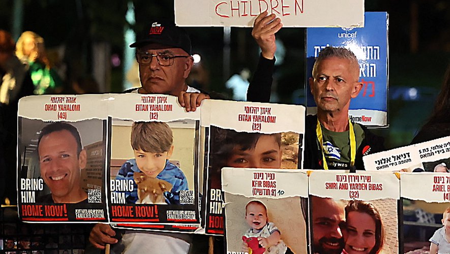 "Ramenez-les à la maison, maintenant !", scandent les panneaux présentant les visages des otages.