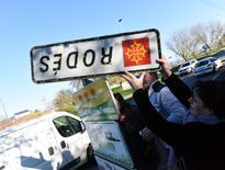 Les panneaux d'entrée de ville se retrouvent la tête à l'envers les uns après les autres en Aveyron.