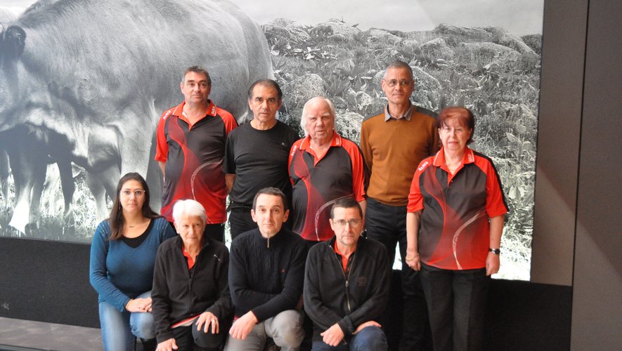 Le bureau du bowling club Rodez-Onet a changé en 2022. Josette Rubin (tout à droite) est restée trésorière mais son mari, Maurice (en haut au centre), président pendant 17 ans, a passé la main à Christian Lopez.