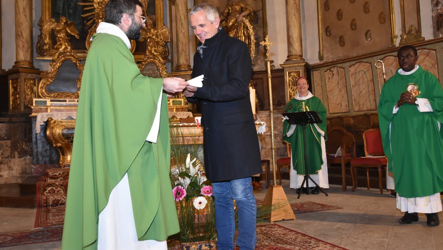 Le maire remet les clés de l’égliseau père Aurélien.