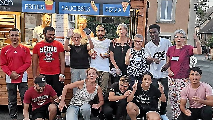 Des adhérents de la Boussole et des exilés ont tenu le stand "frites-saucisses-pizza", les soirs du spectacle « Hier un village" à Flagnac, ce qui a permis à la Boussole de recevoir 600 €.