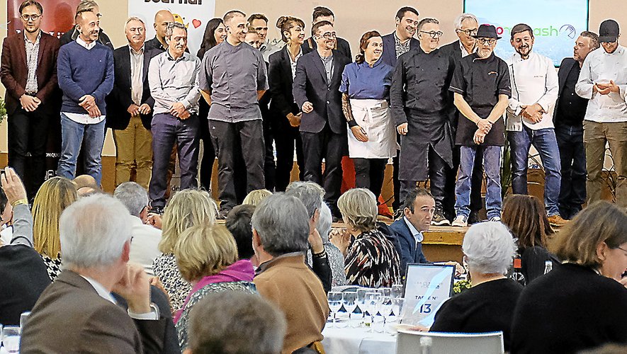Un sextuor de chefs  du Sud-Aveyron et des convives ravis : la recette du succès  de ce quatrième banquet  des Toqués d’Oc.