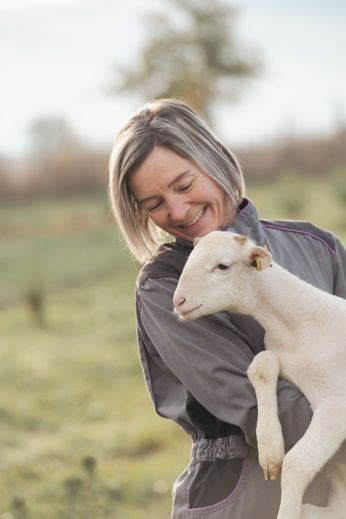 L'Aveyronnaise de Lédergues est désormais agricultrice, près de Toulouse, où elle élève des agneaux, fait pousser ses légumes et cultive un verger à champignons. Elle les sert ensuite à la table de son auberge.