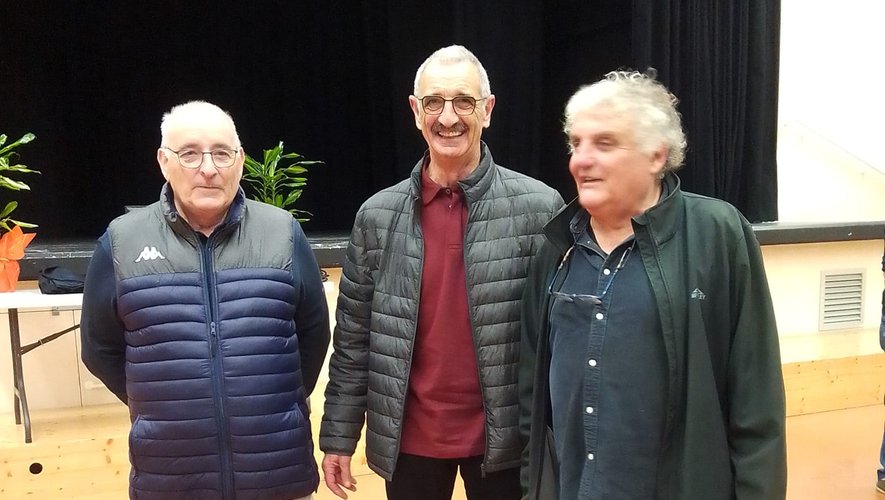 Les trois derniers présidents du CD 12 étaient présents à Réquista samedi. De gauche à droite : Jacques Édouard en qualité de vérificateur aux comptes, Michel Gantou de secrétaire du club de Bozouls et Marc Nogaret d’actuel responsable départemental.