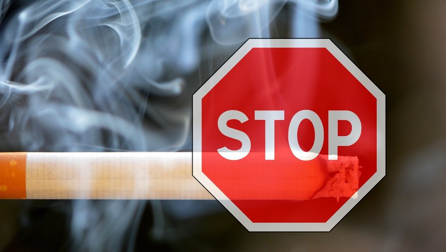 La liste des lieux publics où il est interdit de fumer va être allongée.