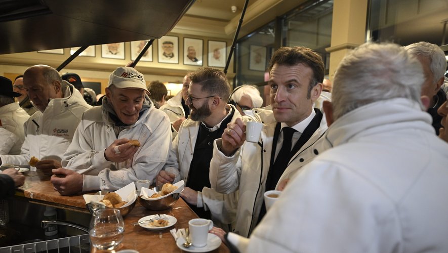 Comme ici, lors du Marché de Rungis en 2021, Emmanuel Macron a bu un café dans un bar du Jura à l'issue d'un déplacement officiel.