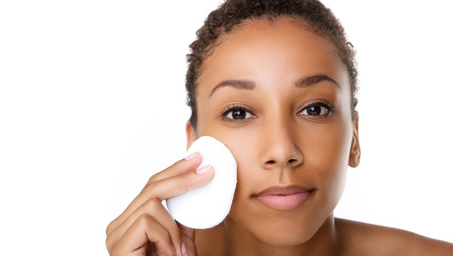 Tapoter un coton imbibé d'eau glacée sur la peau permettrait de fixer son maquillage.