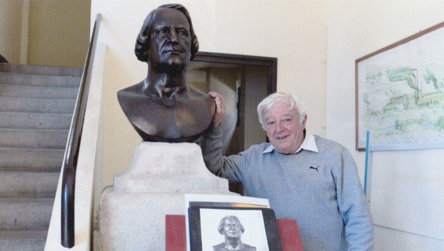 Le regretté Michel Herranz posant devantle buste de François Cabrol, réalisé par Paule Berger.