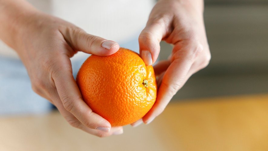 Eplucher une orange serait un geste d'attention simple qui permettrait de maintenir la solidité de votre couple.