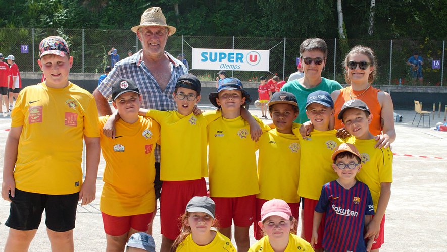 L’école de quilles de Sébazac et ses trois éducateurs lors de la finale par équipes à Magrin, en juin.
