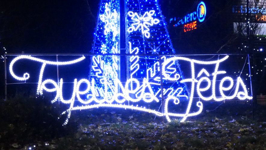 Illuminations au giratoirede Naujac, avenue de Rodez,  à l’entrée de La Primaube.