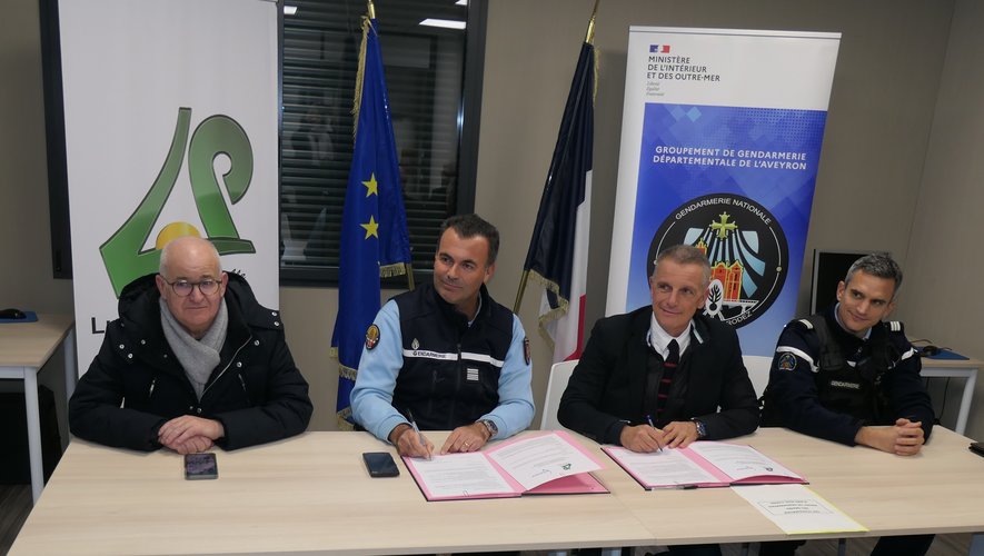 Le colonel Frédéric Brachetet le maire Jean-Philippe Sadoul signent la conventionde partenariat.