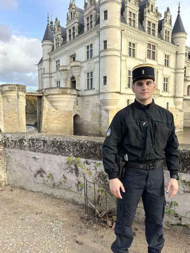 ... et professionnelle, avec la panoplie de gendarme mobile basé à Joué-lès-Tours, en mission à travers tout l'Hexagone, comme ici au château de Chenonceau.