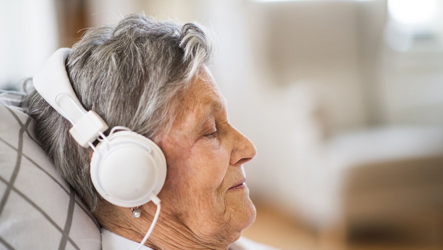 L'écoute de playlists personnalisées aurait un effet bénéfique sur les personnes atteintes de la maladie d’Alzheimer ou de démence.