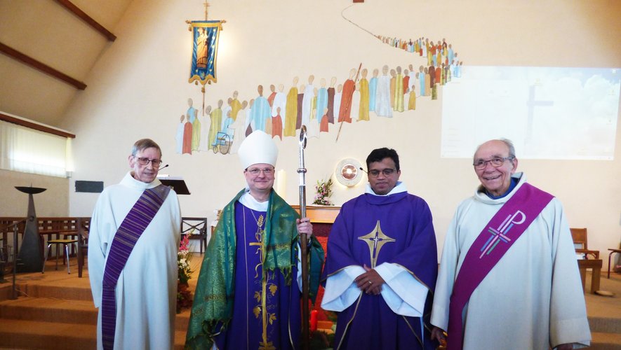 De gauche à droite : Dominique Job (diacre), Mgr Luc Meyer, P. Manoj Visuvasam et Jacques Suau (diacre).